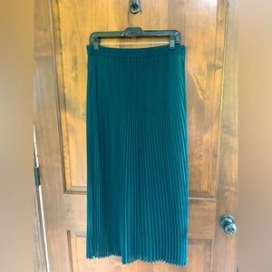 NWT Hunter green pleated skirt - M